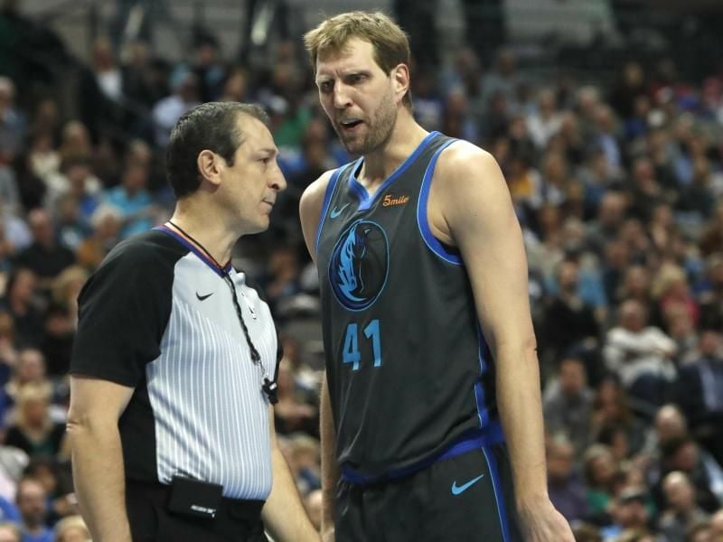 Mavs-Routinier Dirk Nowitzki (r) diskutiert im Spiel gegen die 76ers mit Schiedsrichter J.T. Orr. Foto: Lm Otero/AP/dpa
