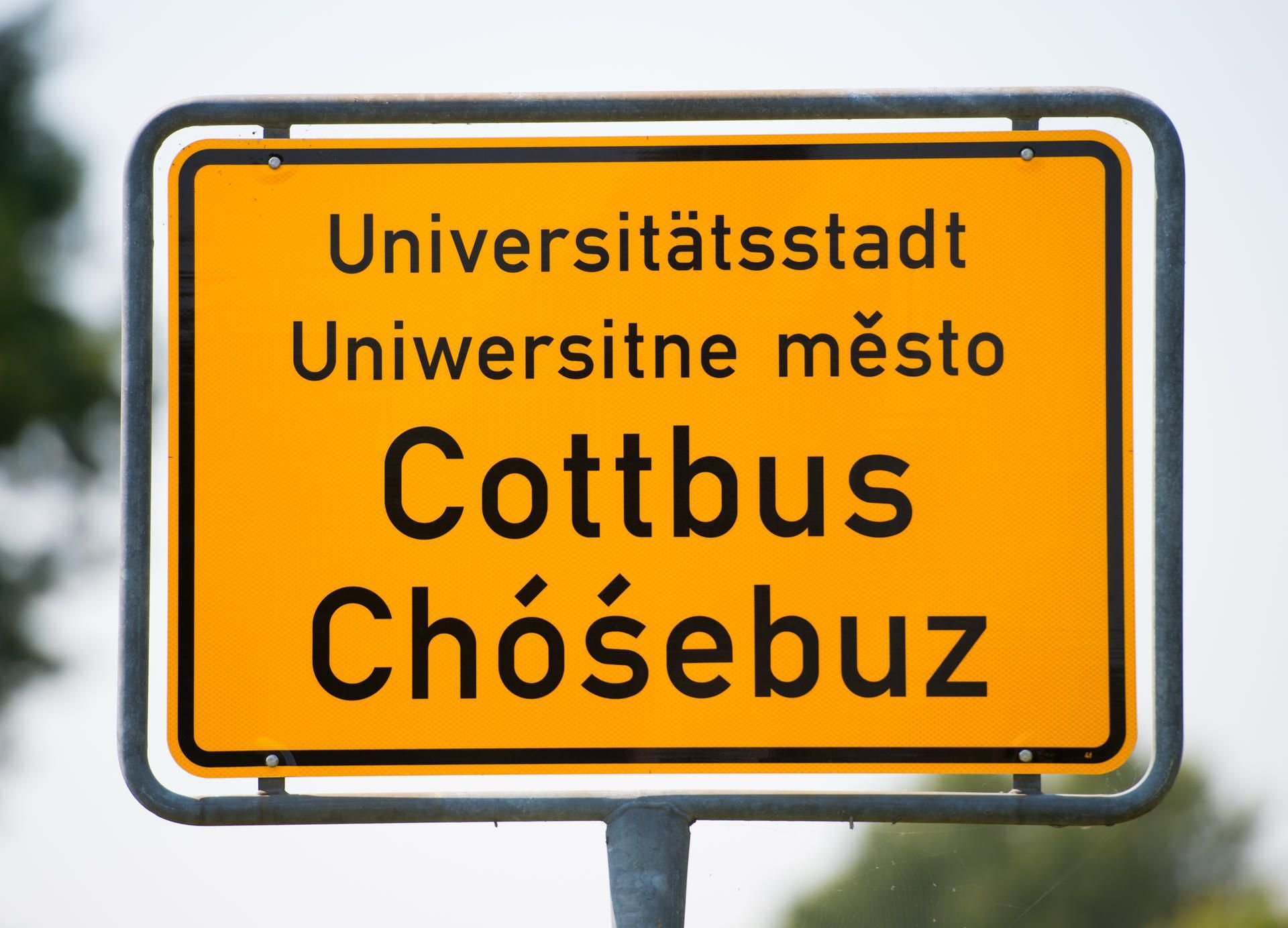 Nach dem Tod einer ägyptischen Gast-Studentin nach einem Autounfall treibt die Staatsanwaltschaft Cottbus ihre Ermittlungen wegen des Verdachts der Volksverhetzung und Beleidigung voran.