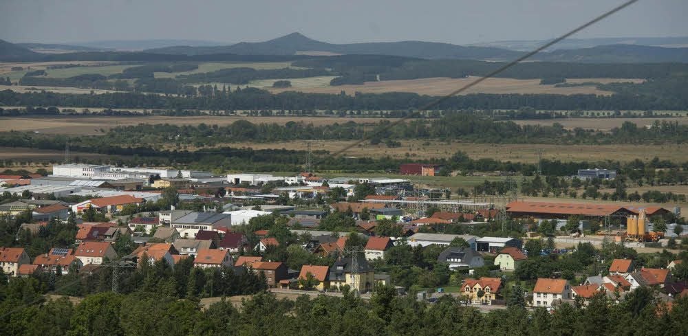 Die Stadt Quedlinburg will die Preise für Gewerbeflächen vereinheitlichen. Die Gernröder Räte sind dagegen. Denn damit würde es für Firmen, die sich ansiedeln wollen, teurer werden. Ein Problem sehen sie auch in der räumlichen Nähe zum Gewerbegebiet Rieder, das rechts im Bild zu sehen ist.