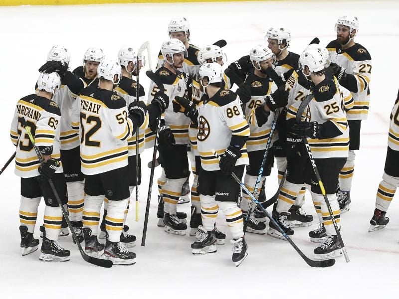 Die Spieler der Boston Bruins jubeln nach dem Sieg über die St. Louis Blues im sechsten Spiel. Foto: Scott Kane/AP