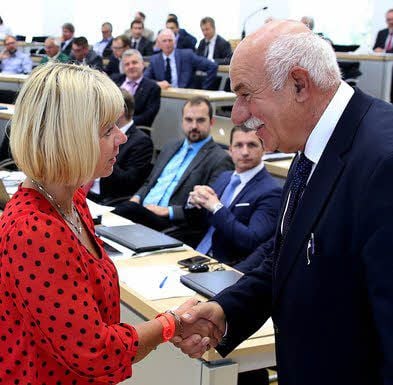 Grünen-Fraktionschefin Cornelia Lüddemann gratuliert Willi Mittelstädt zur Vizepräsidenten-Wahl.