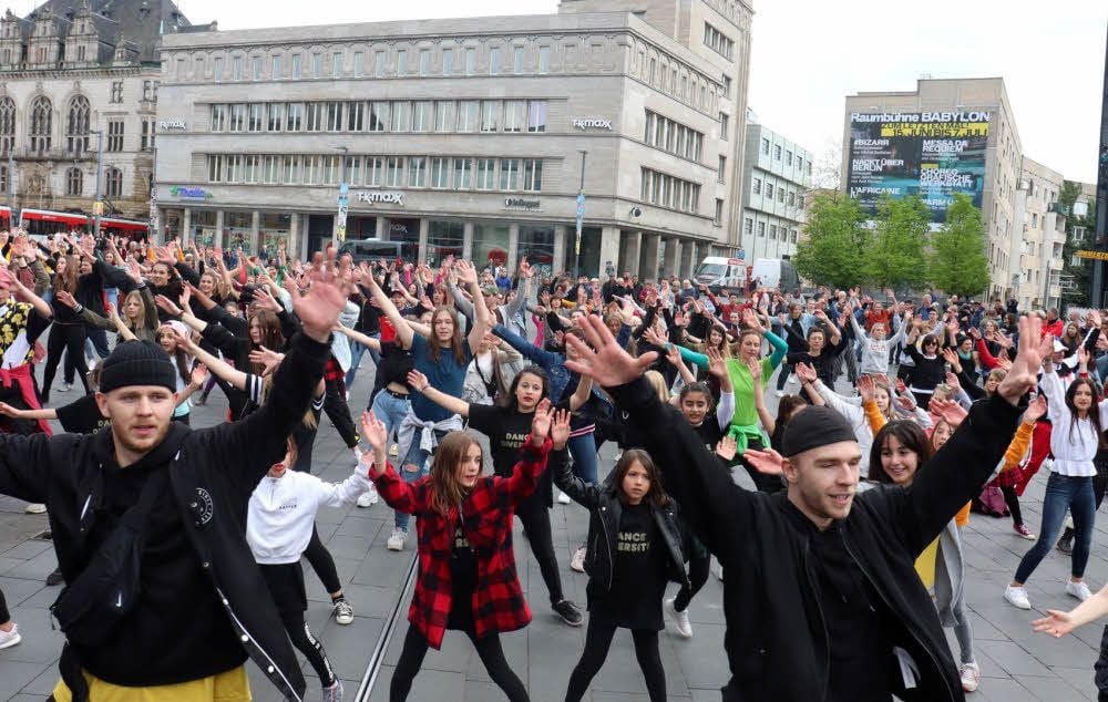 Erst wurde geübt, dann ging es zur Sache. Der eigentliche Hip-Hop-Flashmob auf dem Markt dauerte letztlich 15 Minuten.