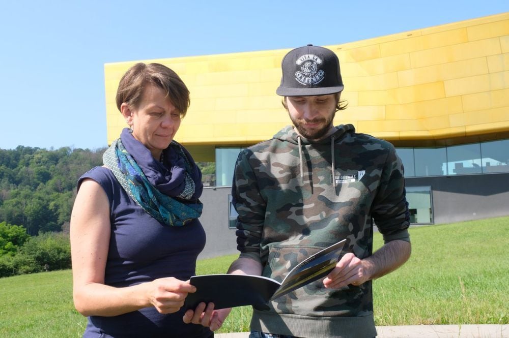 Annett Börner und Ronny Weber schauen in die Broschüre.