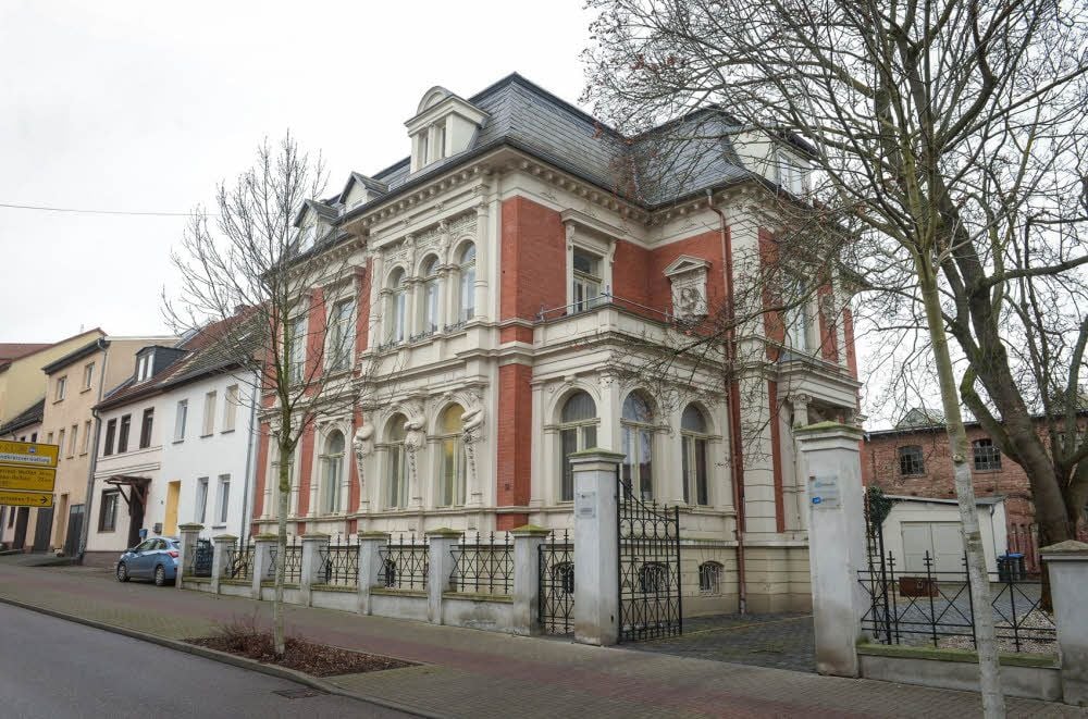 Fabrikbesitzer Herrmann Reinicke errichtete im Jahr 1888 in der Baasdorfer Straße in Köthen diese Gründerzeitvilla. Über 100 Jahre später kaufte sie Dietmar Sauer und sanierte sie. Dort arbeitet das Büro DS Architects.