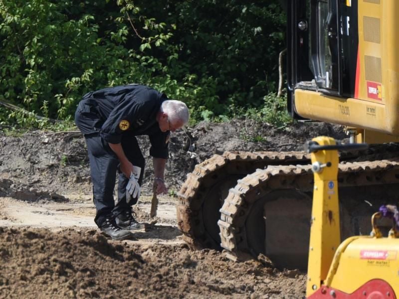 Ein Mitarbeiter des Kampfmittelräumdienstes steht auf einer Baustelle im Stadtteil Wilhelmsburg. Foto: Daniel Bockwoldt