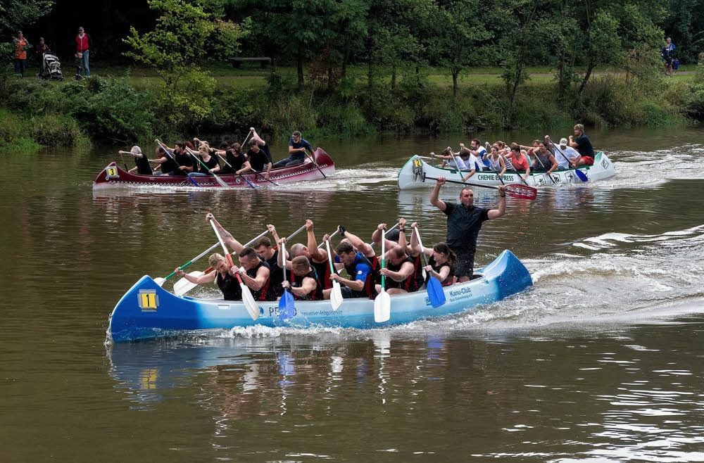 Auf der Saale lieferten sich rund 30 Teams aufregende Rennen im Dickboot.