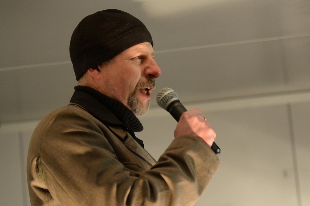 Der Publizist und Verleger Götz Kubitschek spricht als Vertreter der sogenannten Neuen Rechten zu Anhängern des islamkritischen Pegida-Bündnisses vor der Frauenkirche in Dresden.