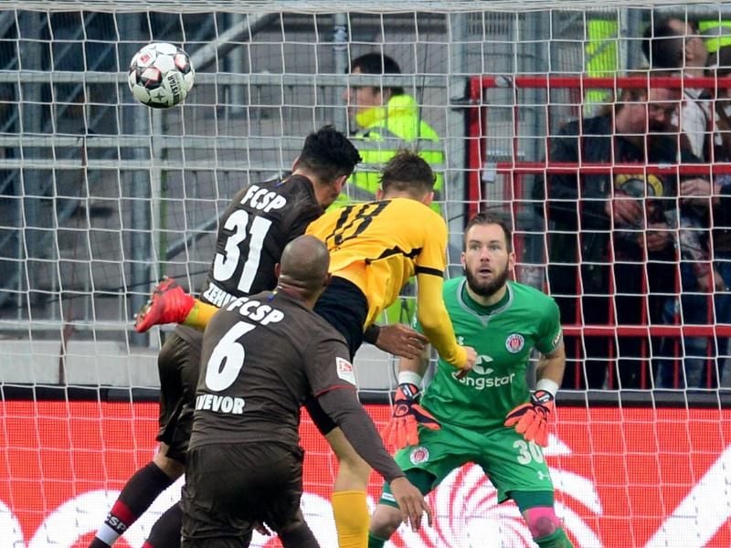 Hamburgs Torwart Robin Himmelmann (r) kann das Tor zum 1:1 durch Dresdens Jannik Müller (2.v.r.) nicht verhindern. Foto: Daniel Bockwoldt
