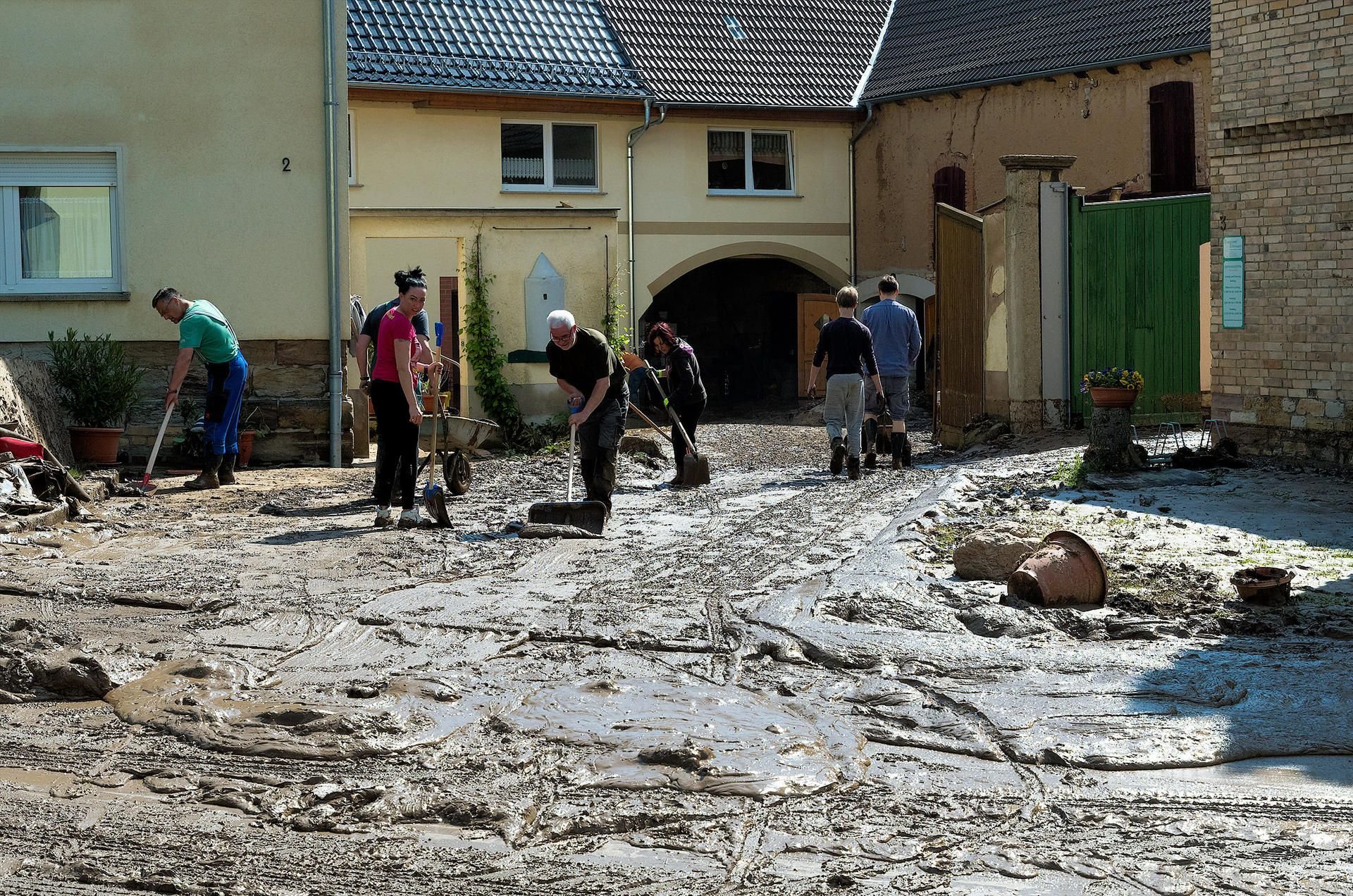 Helfer sind dabei Unwetterschäden in Langeneichstädt zu beseitigen.