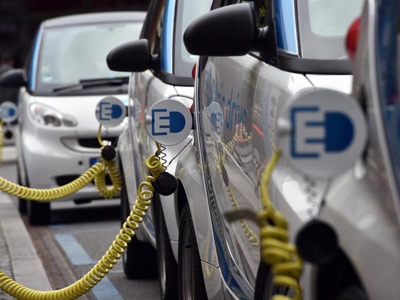 Elektrische Smarts von Car2Go am Ladekabel. Foto: Jens Kalaene