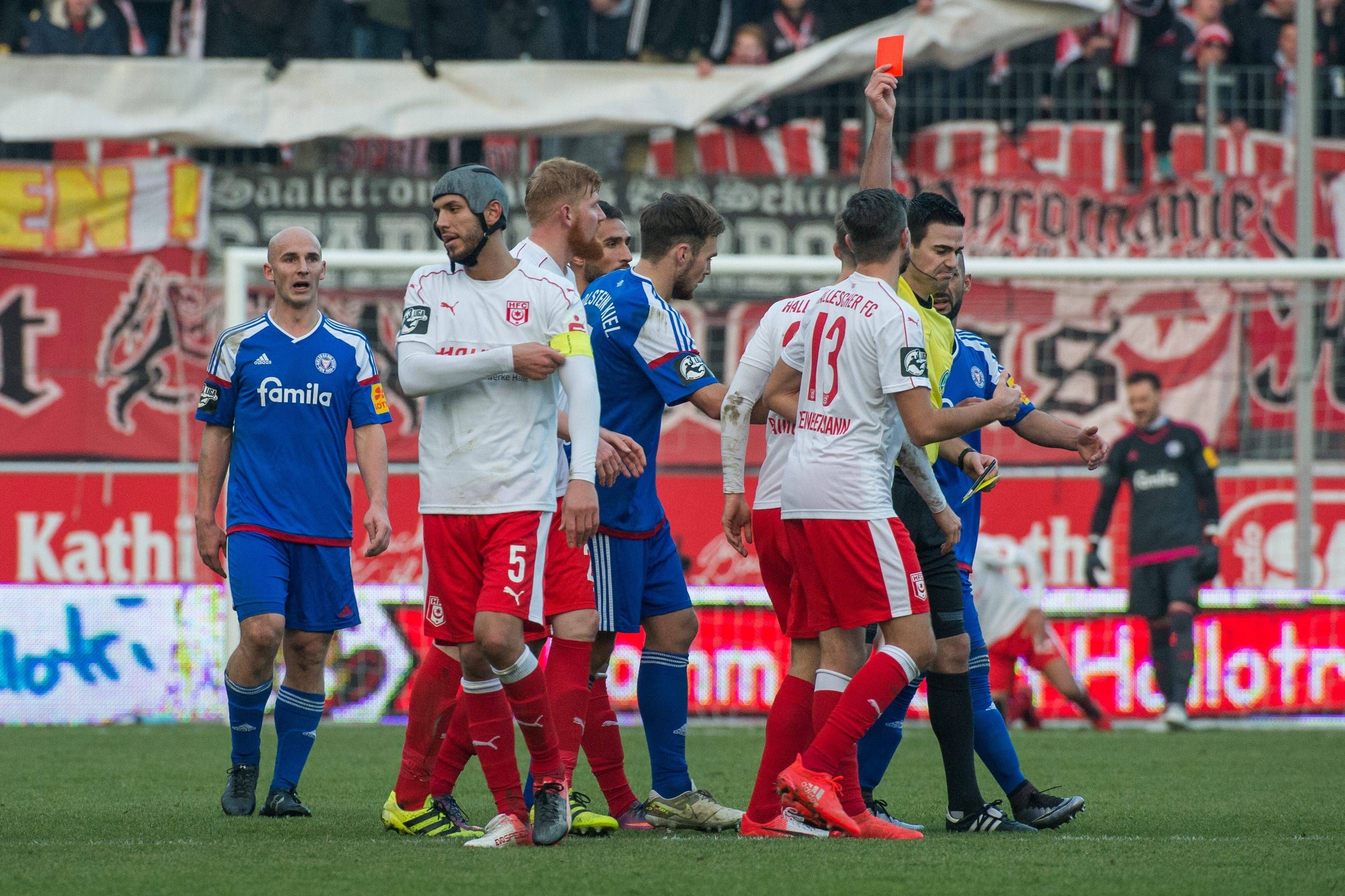 Feierabend! Klaus Gjasula musste gegen Holstein Kiel vorzeitig vom Platz.