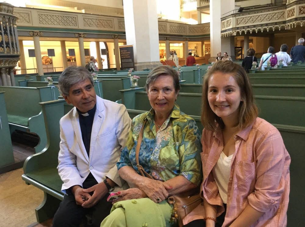 Drei in der Kirchenbank, von links: Pastor Ricardo Veira, Desirée Vogt und Lynn Gardlo