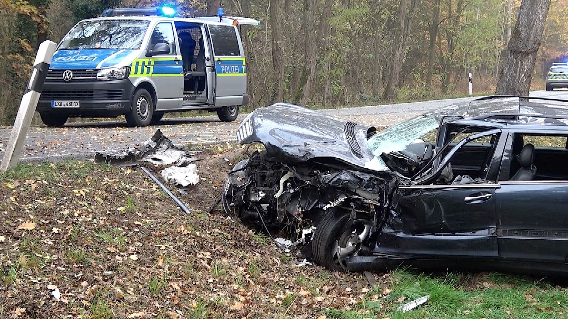 In der Altmark sind zwei Autos zusammengestoßen. Offenbar war einer der Fahrer auf dem rutschigen Laub in den Gegenverkehr geraten.