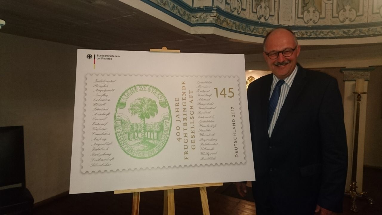 Michael Meister präsentierte die neue Sonderbriefmarke.