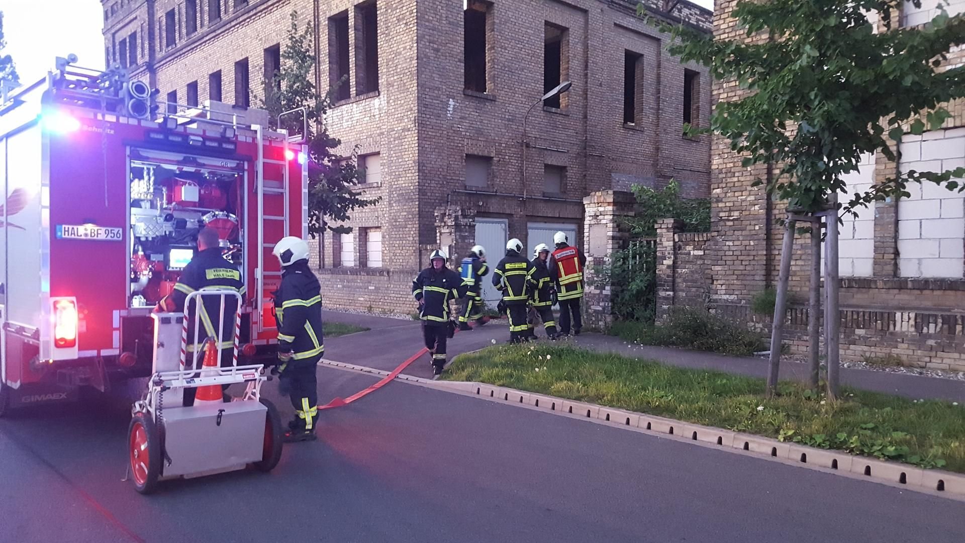 Feuerwehreinsatz in der Otto-Stomps-Straße in Halle am späten Donnerstagabend.