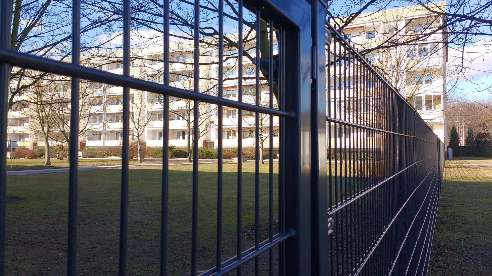Dieser neu gebaute Zaun soll die Wohnanlage an der Weißdornstraße in Leipzig Grünau schützen.