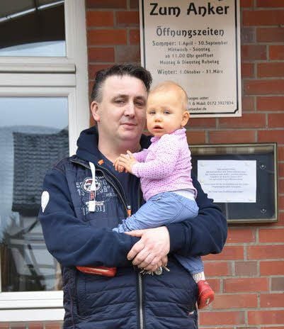 Jens Martin mit seiner einjährigen Tochter Annabelle vor dem Restaurant „Zum Anker“ in Elster, das er ab dem 1. April als Pächter betreiben wird.