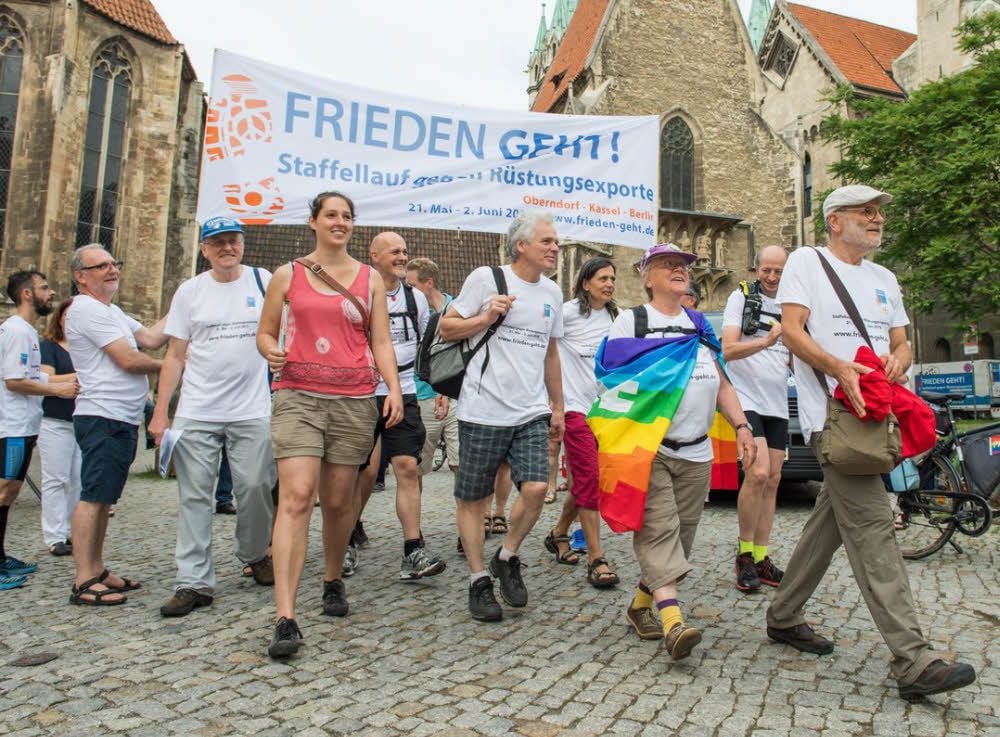 Nach Übergabe des Staffelstabes begibt sich eine Gruppe von 15 Teilnehmenden auf den Weg von Naumburg nach Markröhlitz.