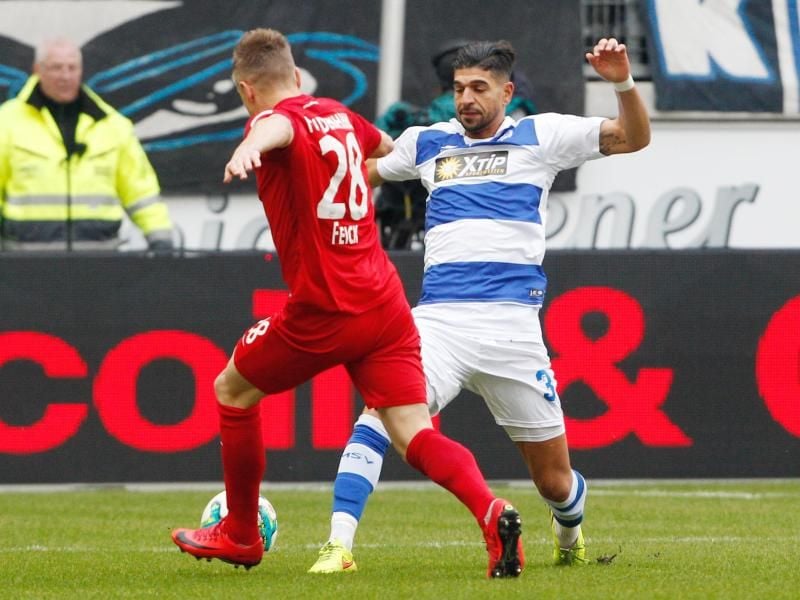 Der Duisburger Enis Hajri (r) und der Heidenheimer Arne Feick kämpfen um den Ball. Foto: Roland Weihrauch