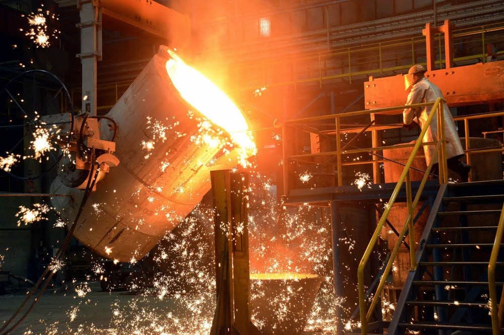 Aus flüssigem Eisen werden in der Gießerei Formteile gegossen. Dabei wurde in der Nacht zum Donnerstag ein Arbeiter verletzt.