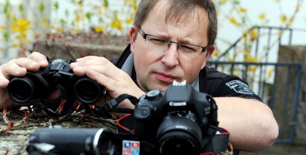 Steffen Reuter arbeitet nicht nur mit Fernglas und Fotoapparat. Er hat auch eine Armbanduhr, die Ton- und Videoaufzeichnungen ermöglicht.