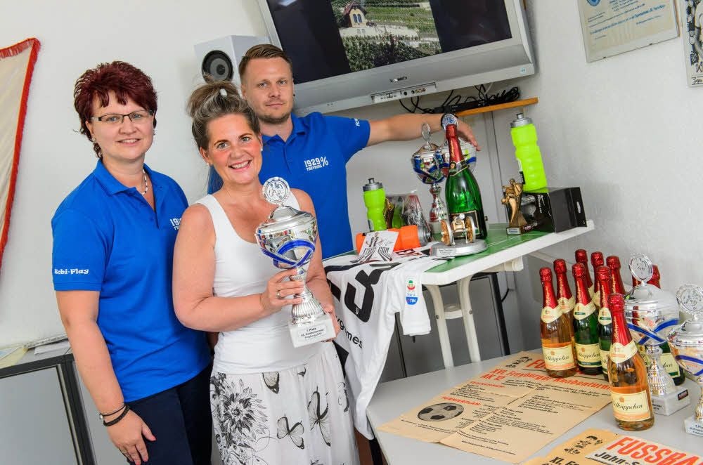 Die Schatzmeisterin des FC RSK, Tina Kirchhoff (v.l.), mit Pokal-Spenderin Elke Simon-Kuch und Freyburgs Jugendleiter Robert Jesswein.