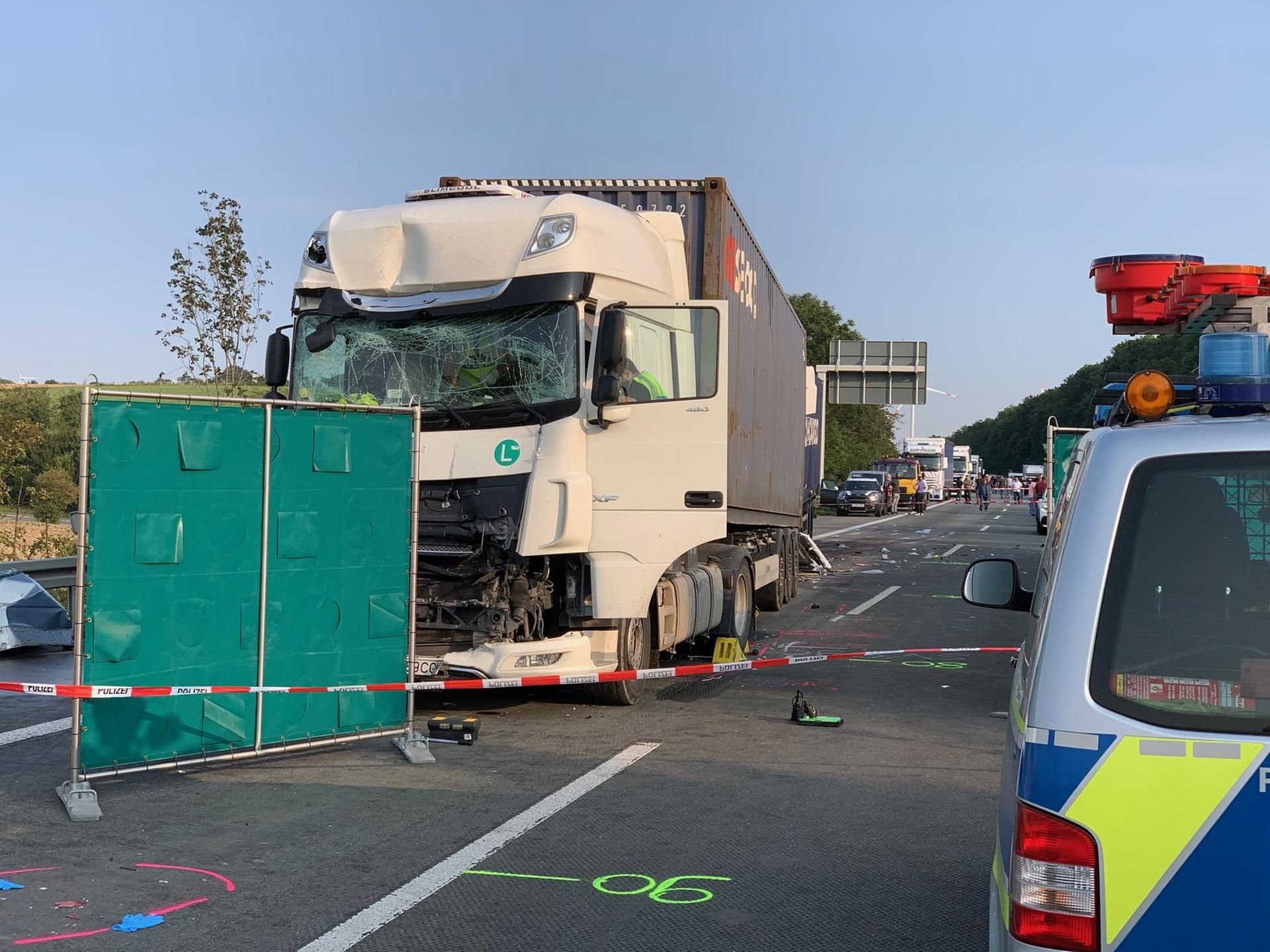 Lichtenau: Sichtschutzblenden stehen auf der Autobahn vor einem verunglückten LKW. Bei dem schweren Verkehrsunfall auf der Autobahn 44 sind vier Menschen ums Leben gekommen.