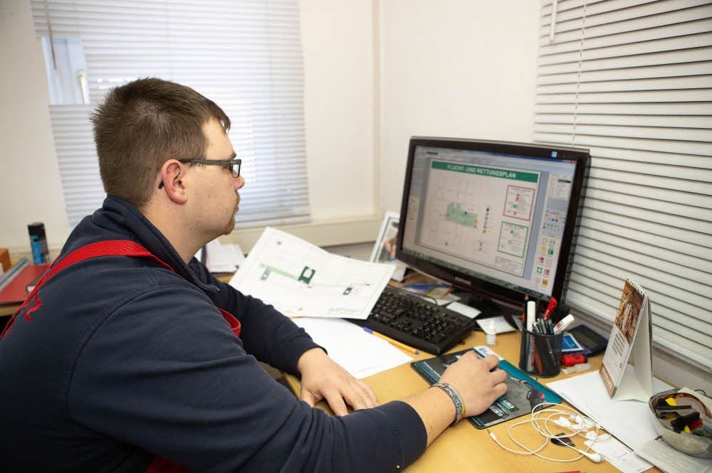 Karsten Pfau erstellt Fluchtpläne am Computer.