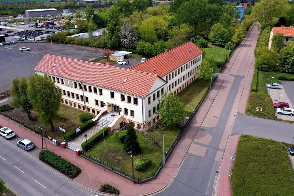 Vor dem Haupteingang der Verwaltung in Helbra landete der Müllsack.