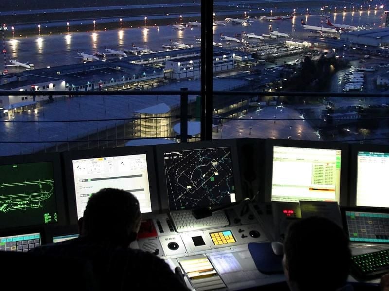 Fluglotsen der Deutschen Flugsicherung (DFS) regeln im Tower des Flughafens Düsseldorf den Luftverkehr. Foto: Oliver Berg/Symbolbild