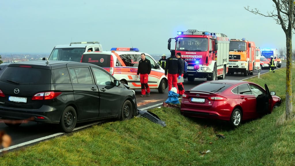 B87 lange voll gesperrt: B87 bei Leißling lange gesperrt: Vier ...