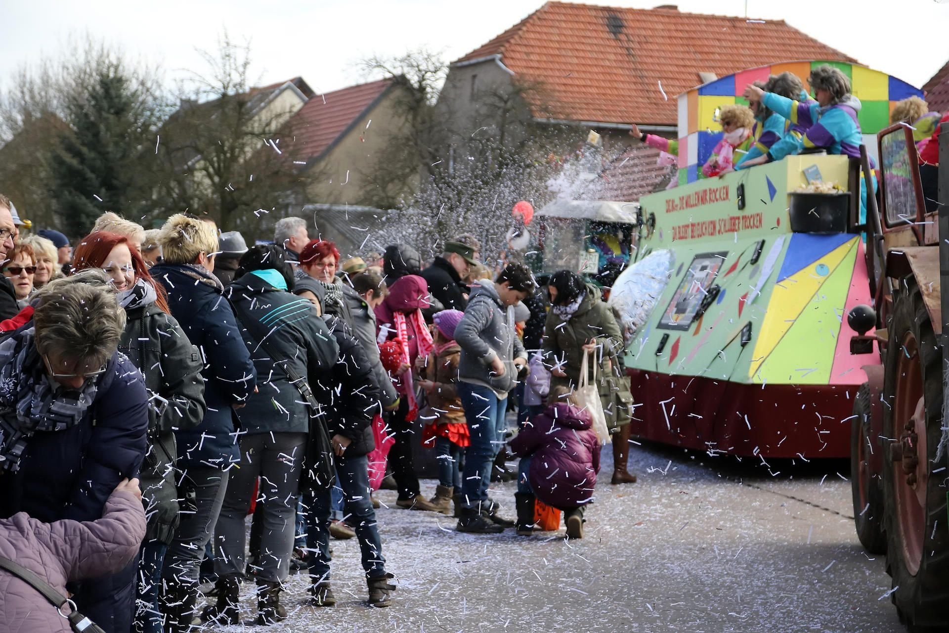 Bewaffnet mit Kamelle, Konfetti, Wackelmännern und sogar Würsten ließen die Tilledaer Karnevalisten und andere Vereine die fünte Jahreszeit noch ein letztes Mal aufleben.