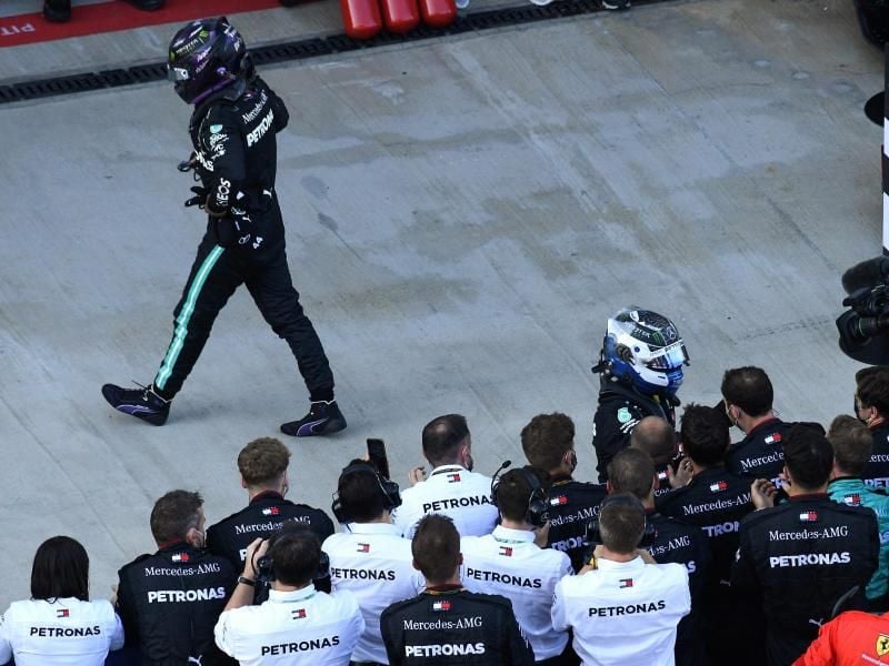 Lewis Hamilton (l) unterstellt der Formel-1-Justiz Willkür. Foto: Kirill Kudryavtsev/Pool AFP/AP/dpa