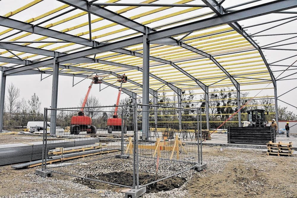 Die erste Bodenplatte ist gegossen und auch die Stahlkonstruktion der ersten Halle steht.