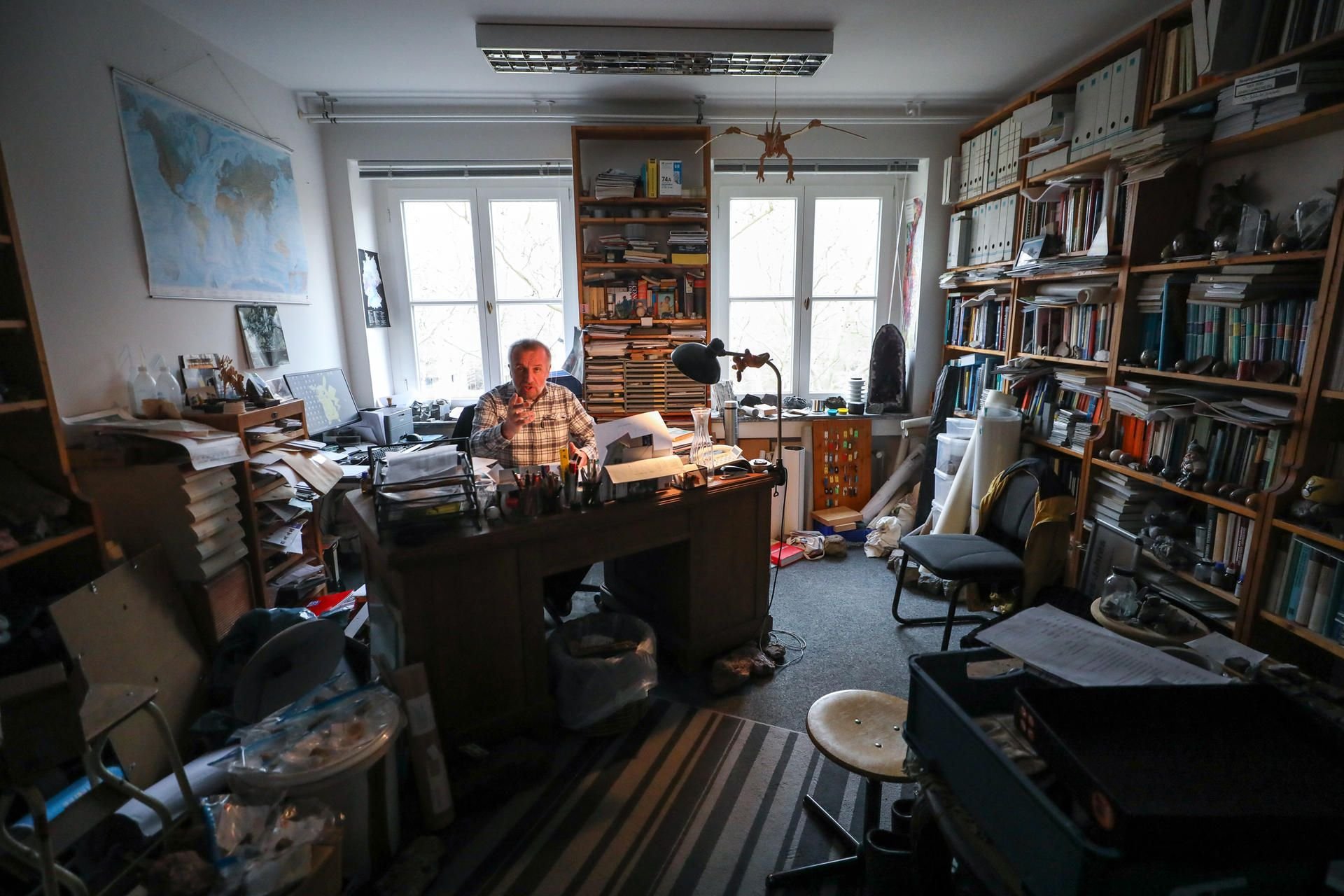 Thomas Degen, Sammlungsleiter einer der ältesten Meteoritensammlungen Deutschlands, sitzt in seinem Büro in der Universität Halle.