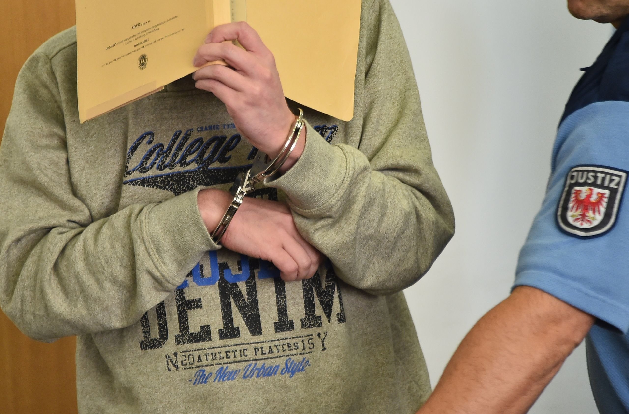 Justizbeamte bringen in Potsdam Silvio S. in den Saal des Landgerichtes.