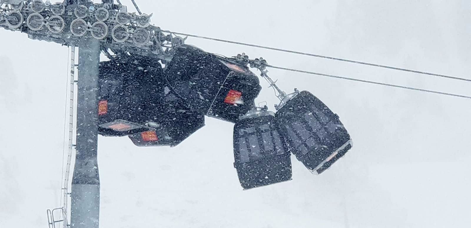Bei der Bergbahn «Wimbachexpress» Hochzillertal gab es aufgrund eines starken Sturms einen Unfall, bei dem mehrere 10-er Gondeln bei Stütze Nummer sechs kollidierten.