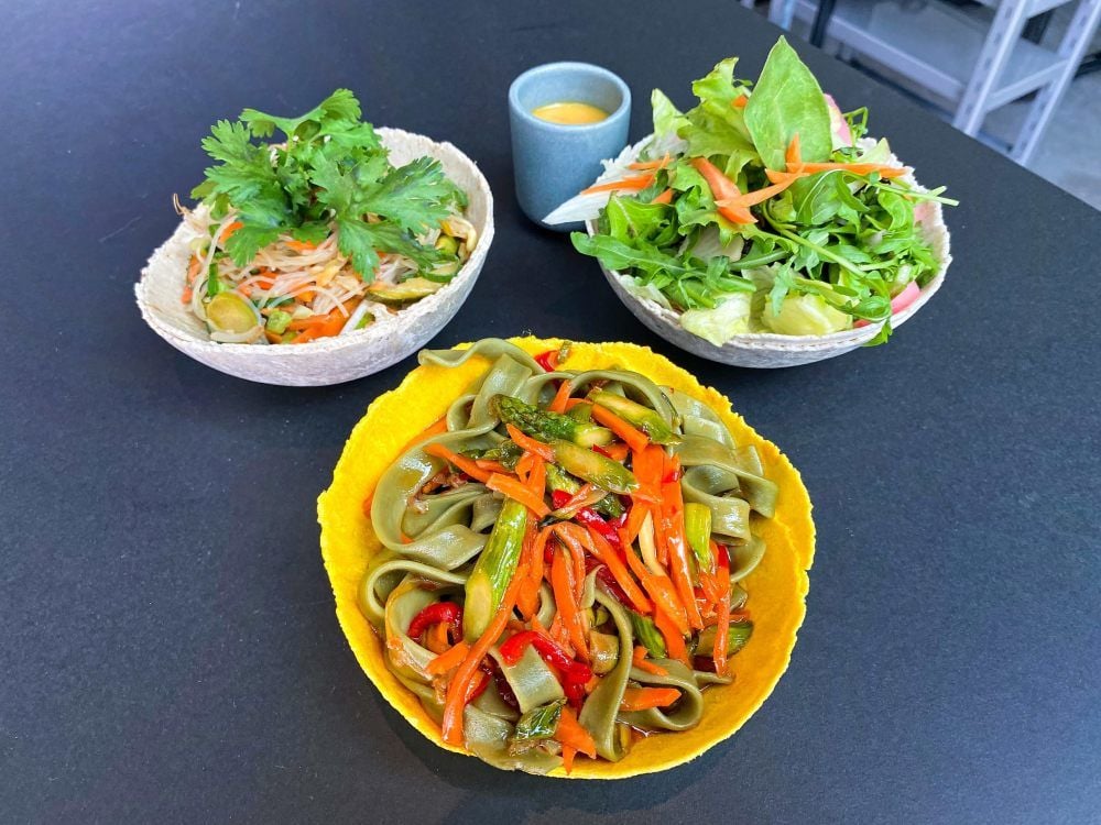 Nicht nur die Salate sind lecker. Auch die Schüsseln schmecken gut.