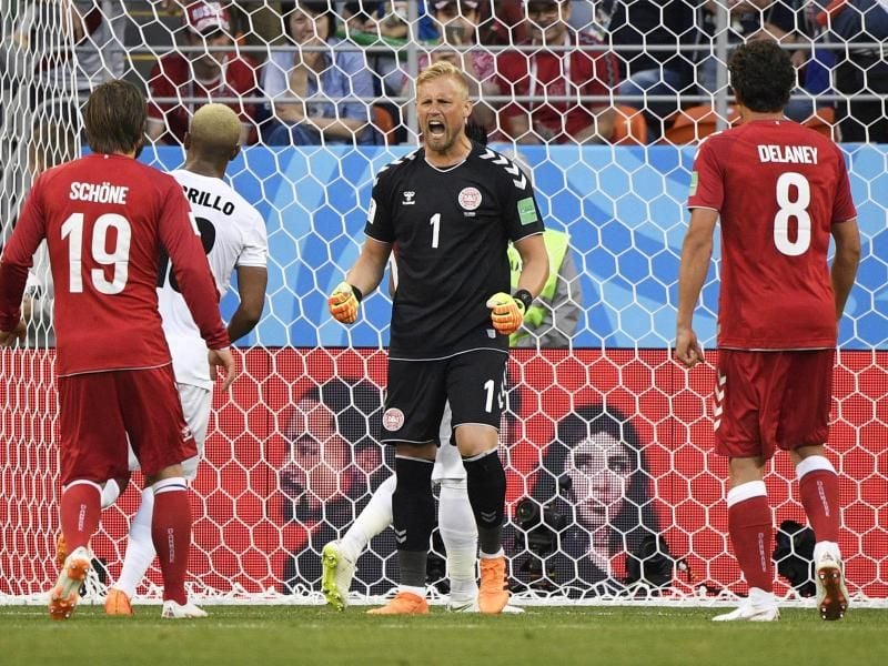 Dänemarks Torhüter Kasper Schmeichel (M) glänzte im Spiel gegen Peru mit seinen Paraden. Foto: Lui Siu Wai/xinhua