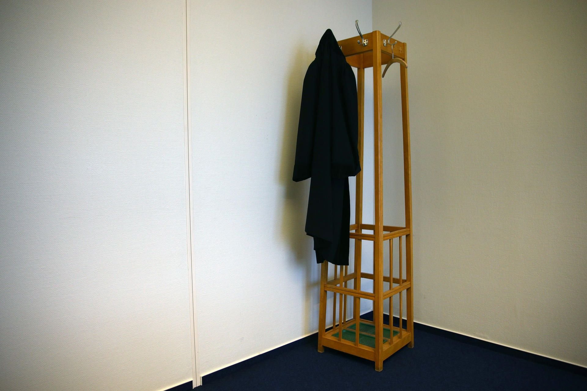 Eine Robe hängt an einer Garderobe