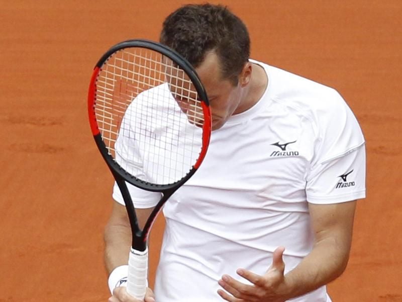 Philipp Kohlschreiber hadert mit sich nach der Niederlage im abschließenden Einzel beim Davis Cup. Foto: Alberto Saiz/AP