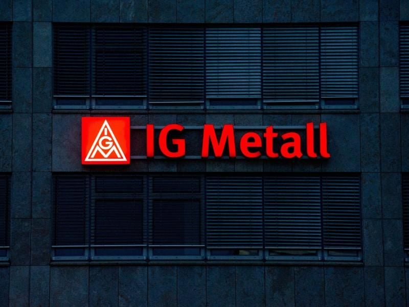 Das beleuchtete IG Metall-Logo. Foto: Marijan Murat/dpa/Archivbild