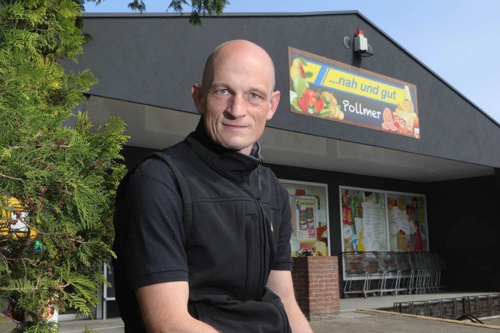 Ingo Pollmer vor dem Markt in Schlaitz. Ab 1. Mai leitet der Kaufmann außerdem den Edeka-Markt im Dessau-Center.