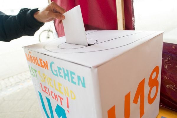 Ein Jugendlicher wirft am 15. September in Magdeburg an einem Wahlstand für die U-18-Wahl einen Wahlzettel in eine Wahlurne. Nun liegt das Endergebnis der Wahl vor.