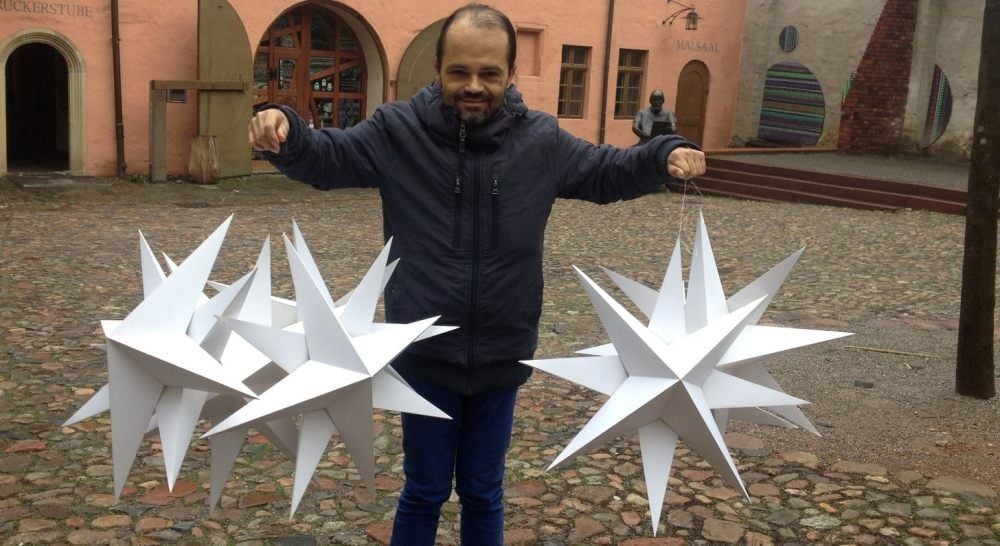 Alle Hände voll zu tun haben die Organisatoren, hier Bertram Freihube, um den Markt der schönen Dinge vorzubereiten.
