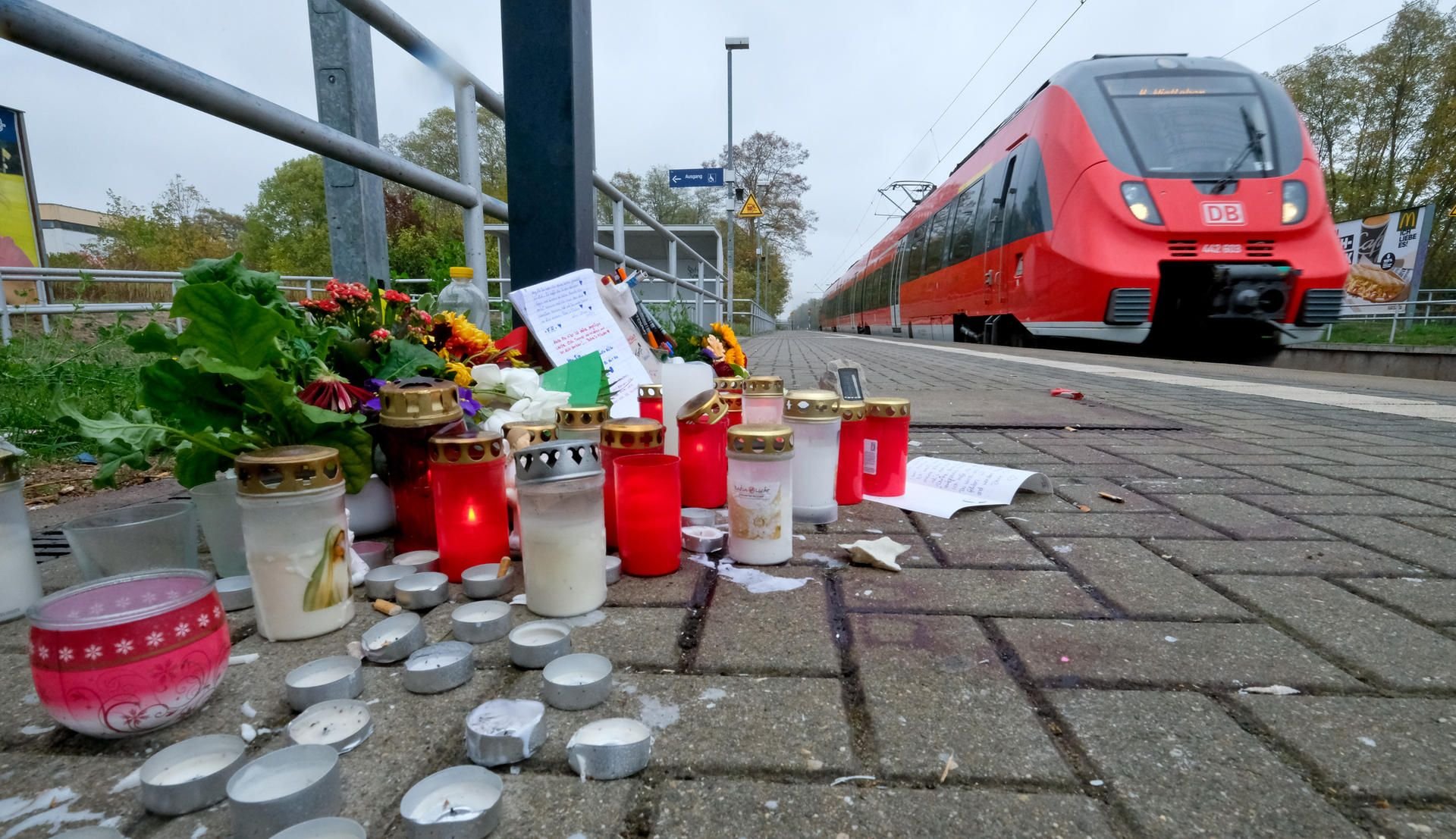 Blumen und Kerzen am Bahnsteig 2 des Bahnhofs Südstadt in Halle