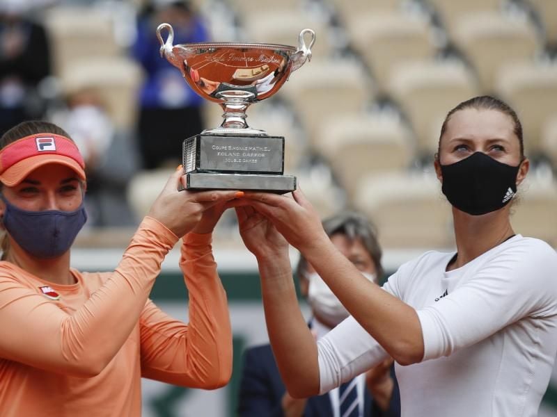 Timea Babos (l) und Kristina Mladenovic gewann als Doppel die French Open. Foto: Alessandra Tarantino/AP/dpa