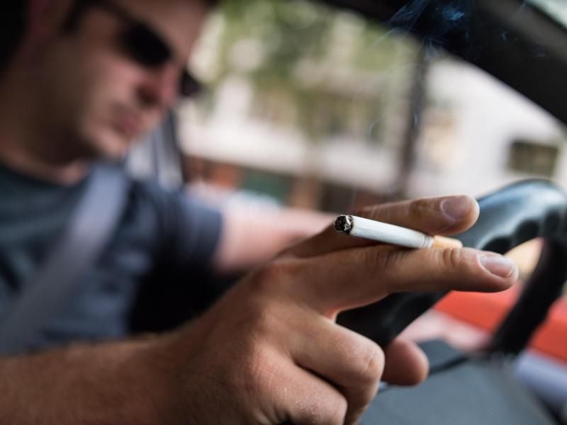 Fahren Kinder oder Minderjährige mit, gilt in vielen europäischen Ländern ein Rauchverbot im Auto. Foto: Franziska Gabbert