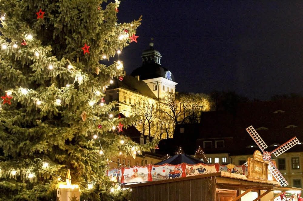 2016 erstrahlte der Weißenfelser Marktplatz noch im Lichterglanz. Oben das Schloss, wo der Weihnachtsmarkt in diesem Jahr stattfinden soll.