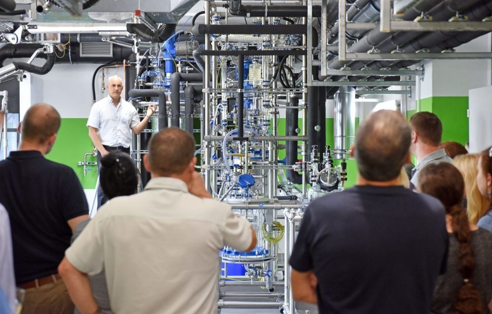 Chiroblock-Chef Volker Wendisch begrüßt Besucher im neuen Technikum. Hier werden kreative Lösungen für große Unternehmen entwickelt.